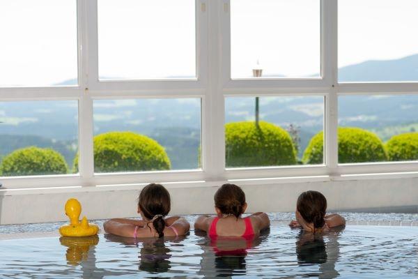 3 Mädchen im Pool, bliecken aus dem Fenster