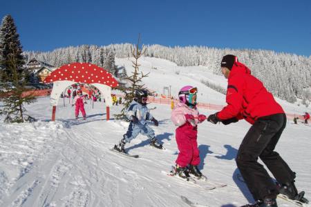 Kinder mit Skilehrer am Familienschiberg St. Jakob im Walde 