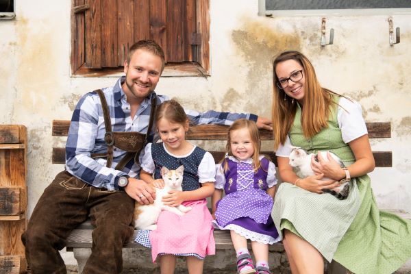 Familienhotel Berger Streichelzoo Familie mit Kindern c Niki Pommer 600x400