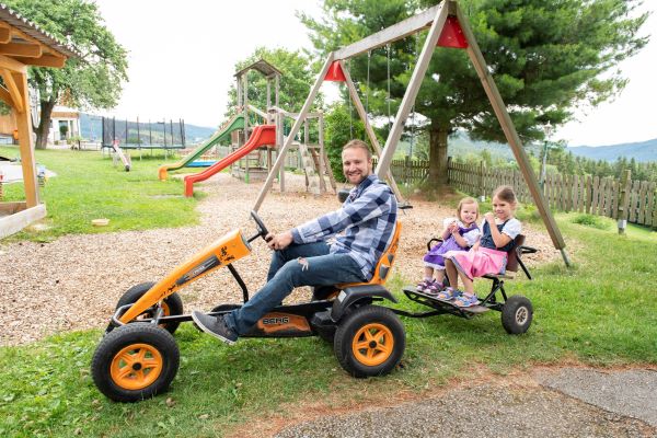 Familienhotel Berger St Jakob im Walde, Mutter und Kind am Spielplatz (Foto: Niki Pommer)