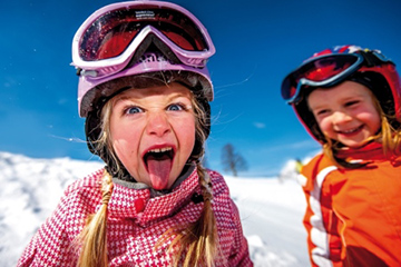 Spaß im Schnee, Kinder beim Skifahren (Foto: Tom Lamm)